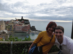 Tim and Miaomiao at the path to Monterosso al Mare, with a view on the harbour of Vernazza, the Chiesa di Santa Margherita d`Antiochia church and the Doria Castle