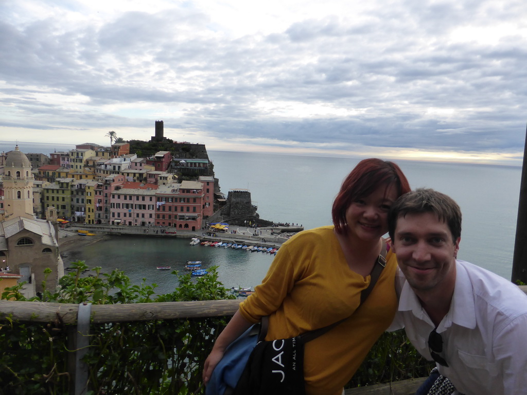 Tim and Miaomiao at the path to Monterosso al Mare, with a view on the harbour of Vernazza, the Chiesa di Santa Margherita d`Antiochia church and the Doria Castle