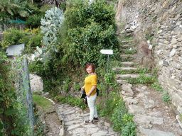 Miaomiao at the path from Vernazza to Monterosso al Mare