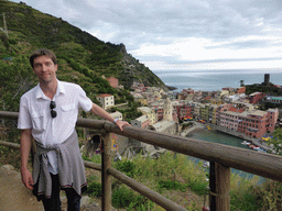 Tim at the path to Monterosso al Mare, with a view on the town of Vernazza with its harbour, the Chiesa di Santa Margherita d`Antiochia church and the Doria Castle