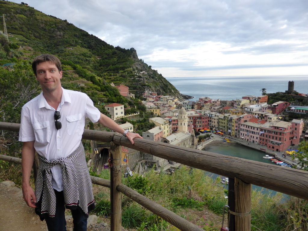 Tim at the path to Monterosso al Mare, with a view on the town of Vernazza with its harbour, the Chiesa di Santa Margherita d`Antiochia church and the Doria Castle