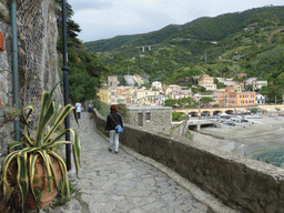 Miaomiao at the Zii di Frati street, with a view on Monterosso al Mare and its beach and railway