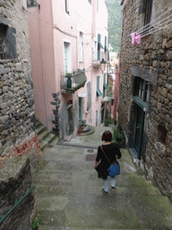 Miaomiao at the street leading down from the Cemetery to Monterosso al Mare
