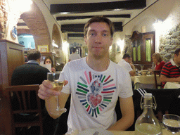 Tim with wine at the Pizzeria da Ely restaurant at Monterosso al Mare