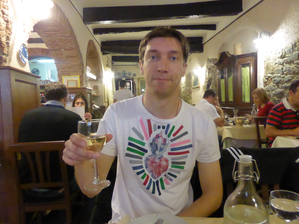 Tim with wine at the Pizzeria da Ely restaurant at Monterosso al Mare