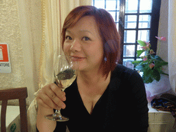 Miaomiao with wine at the Pizzeria da Ely restaurant