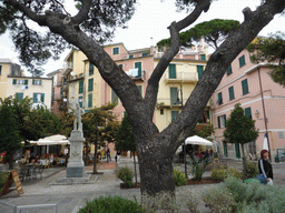Miaomiao at the Piazza Garibaldi square with a statue of Giuseppe Garibaldi at Monterosso al Mare