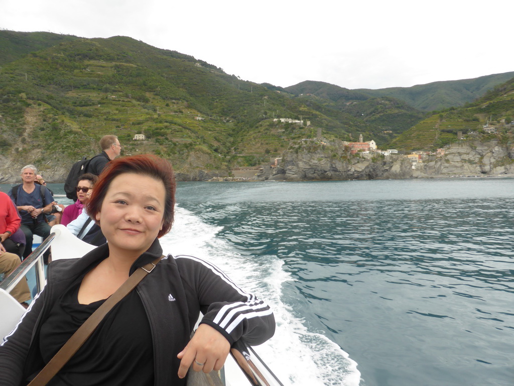 Miaomiao on the ferry to Manarola, with a view on Vernazza with the Doria Castle