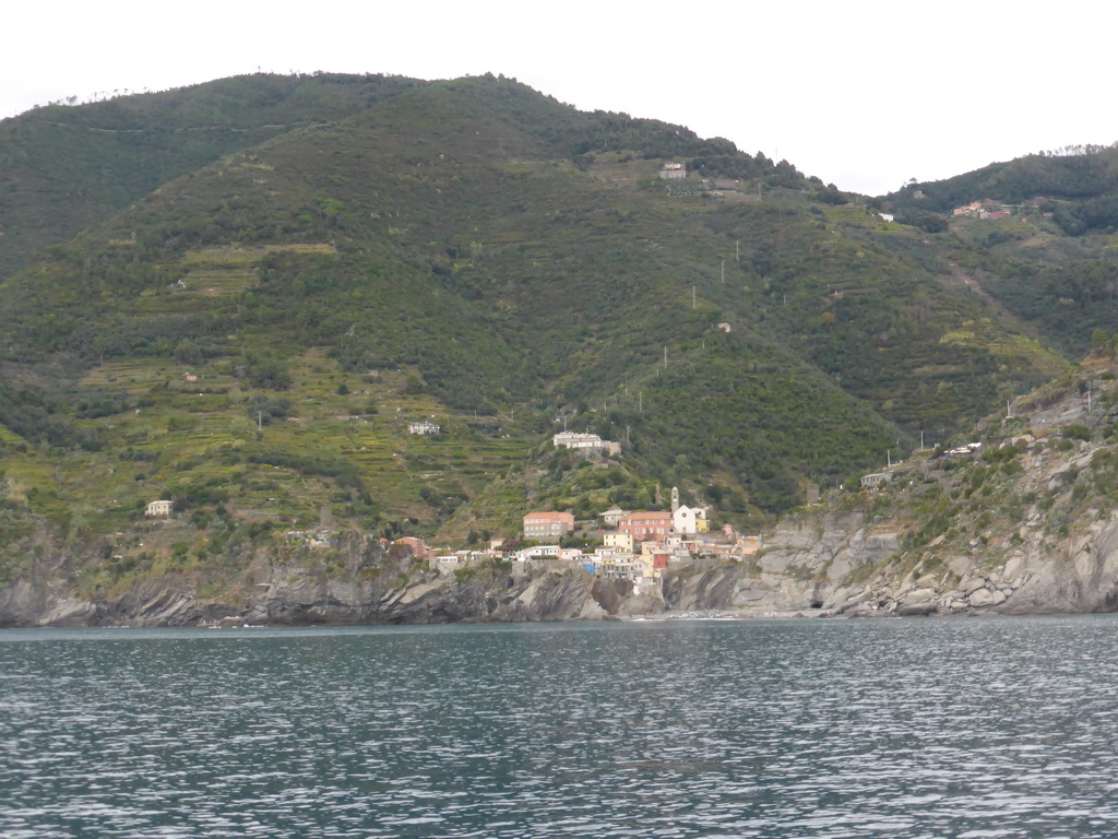 Vernazza with the Doria Castle, viewed from the ferry to Manarola