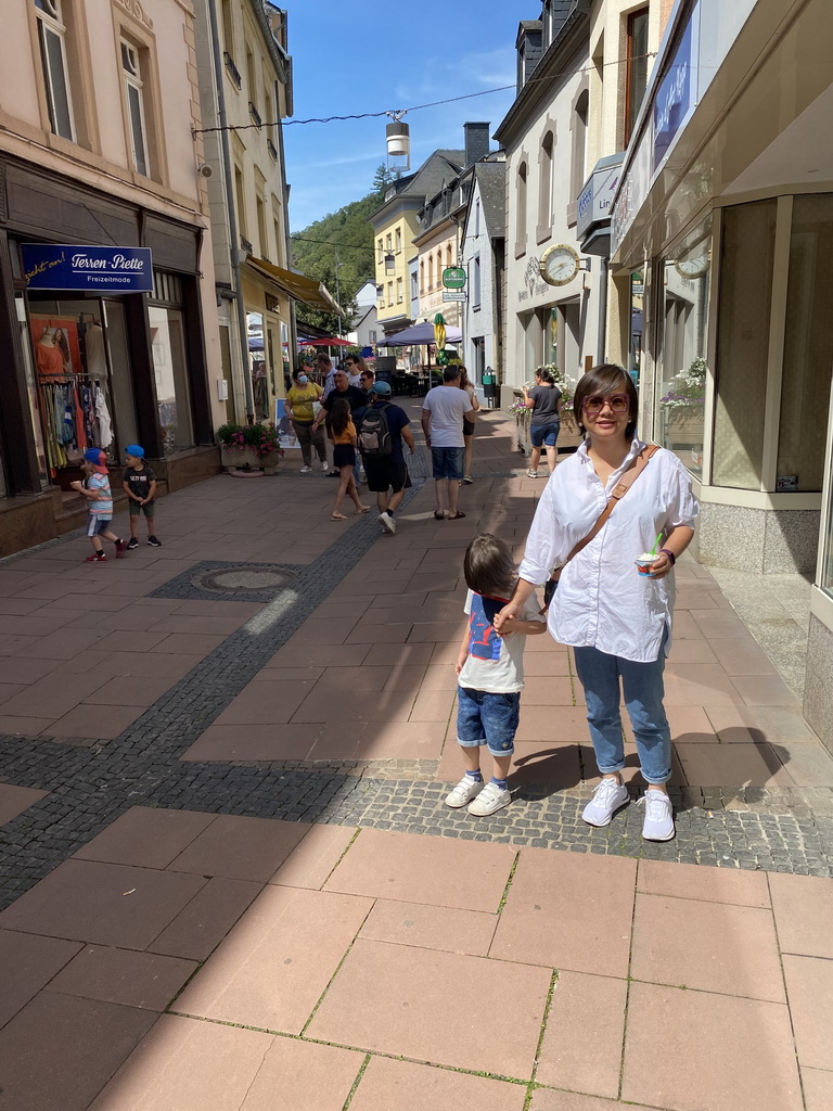 Miaomiao and Max with an ice cream at the Grand Rue street