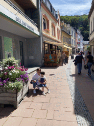 Miaomiao and Max with an ice cream at the Grand Rue street