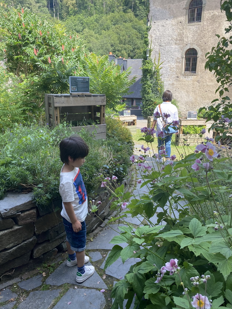 Miaomiao and Max at the eastern garden of Clervaux Castle