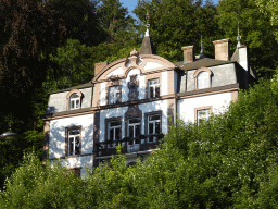 House on the hill at the east side of the town center, viewed from the Rue Schloff street