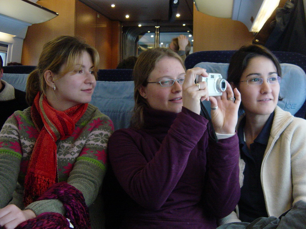 Cozmina, Nardy and Ana in the ICE train from Arnhem to Cologne