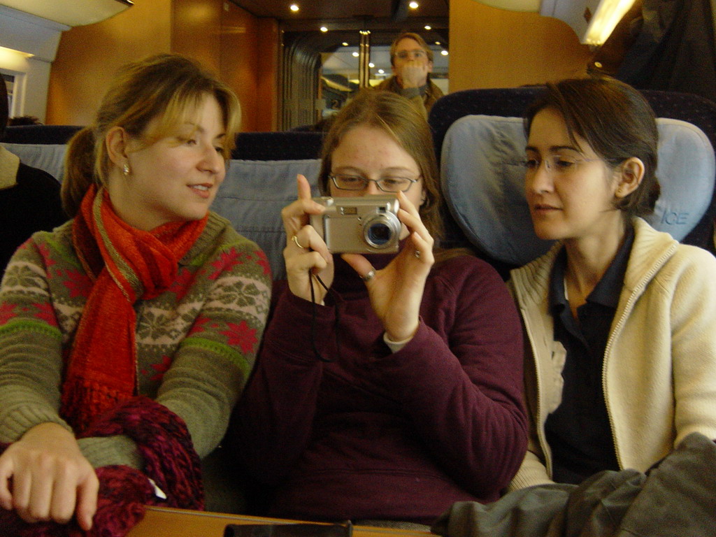 Cozmina, Nardy and Ana in the ICE train from Arnhem to Cologne