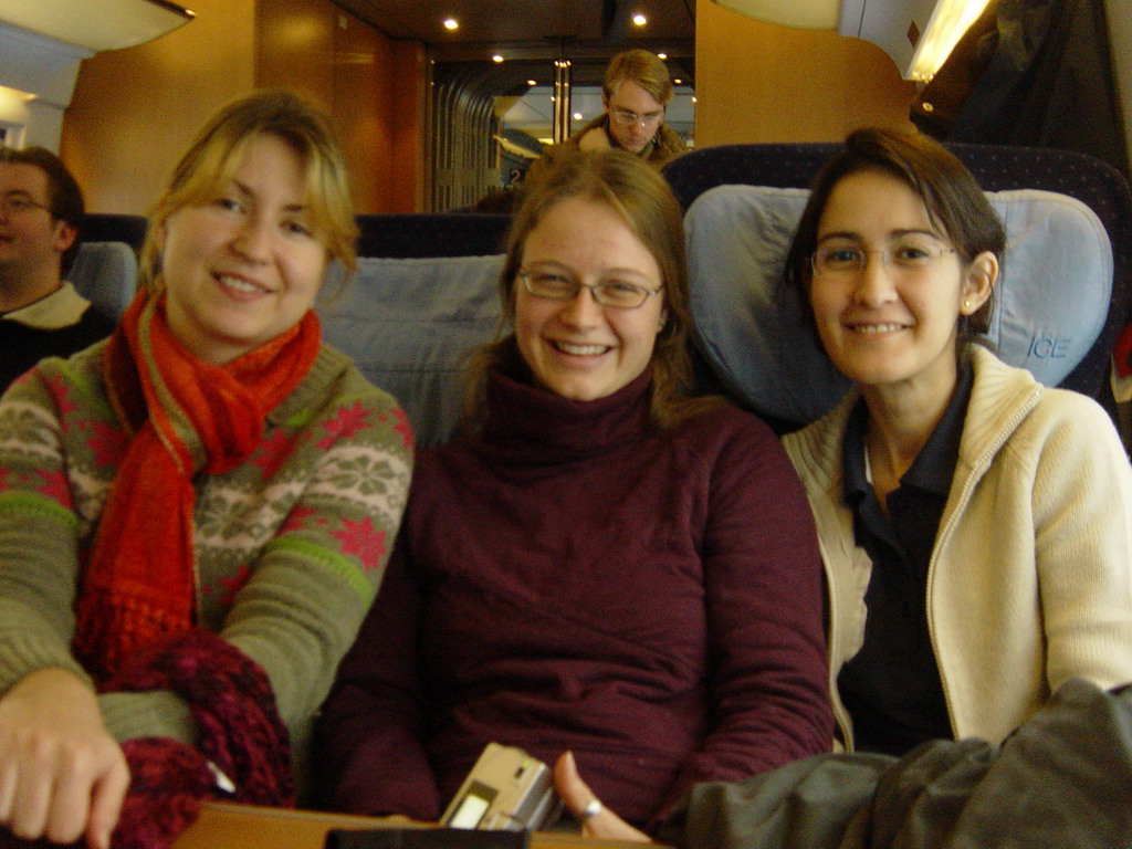 Cozmina, Nardy and Ana in the ICE train from Arnhem to Cologne