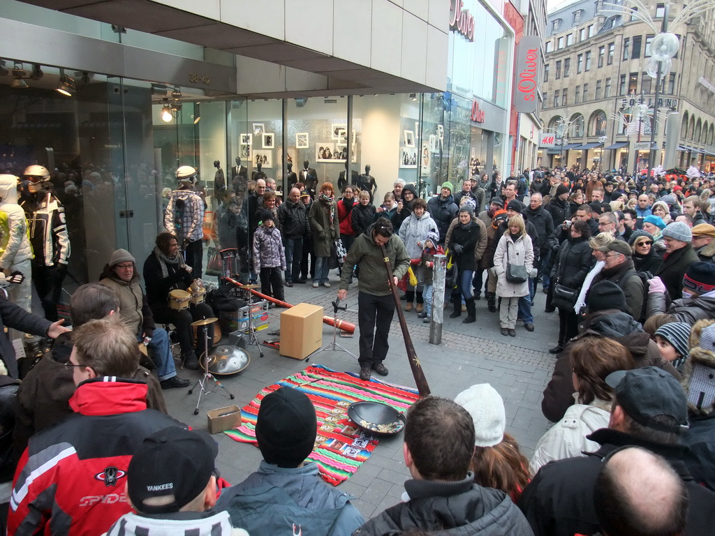 Street artists in the Schildergasse shopping street