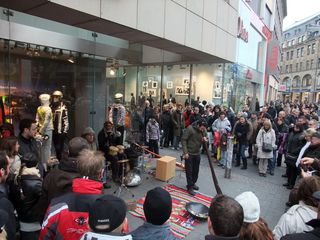 Street artists in the Schildergasse shopping street