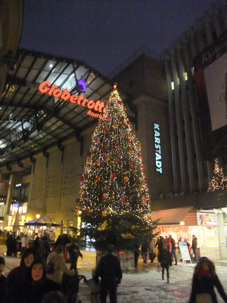 Christmas tree in the Am Alten Posthof street, by night