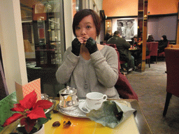 Miaomiao having chestnuts and tea in Café Reichard at the Unter Fettenhennen street