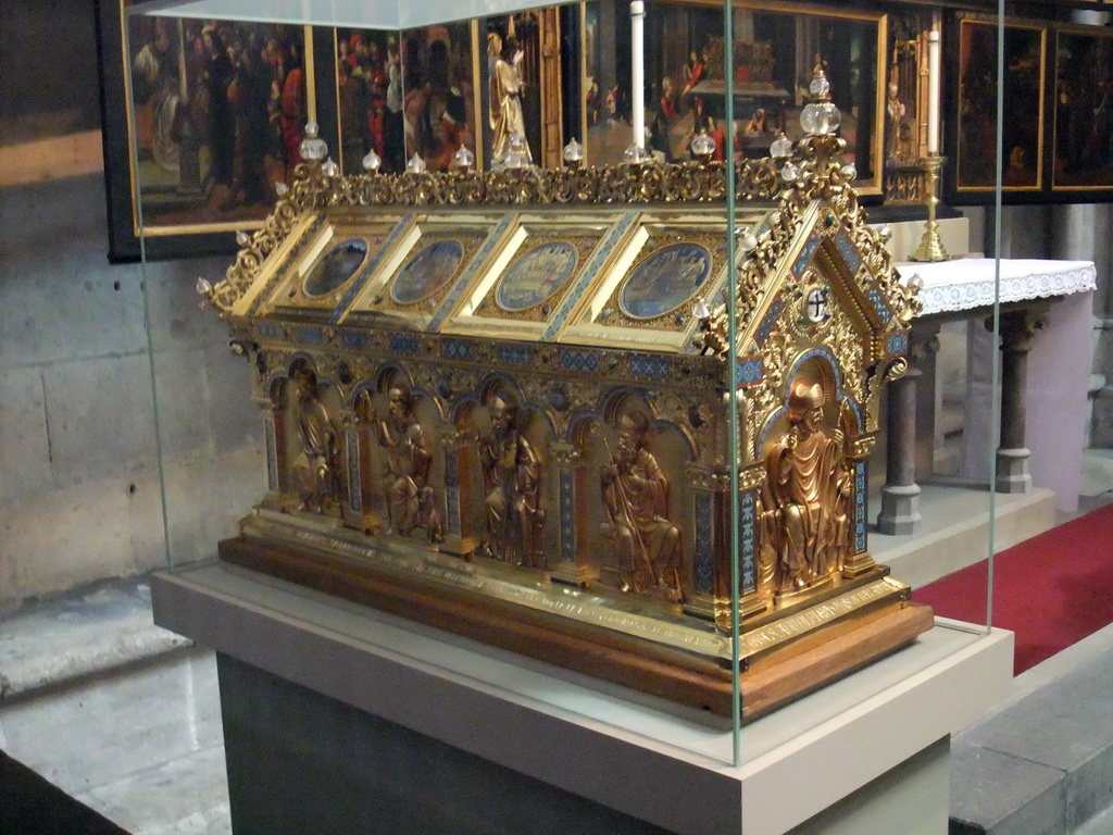 Golden chest at the right transept of the Cologne Cathedral