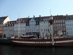 Boat and houses at the south side of the Nyhavn harbour