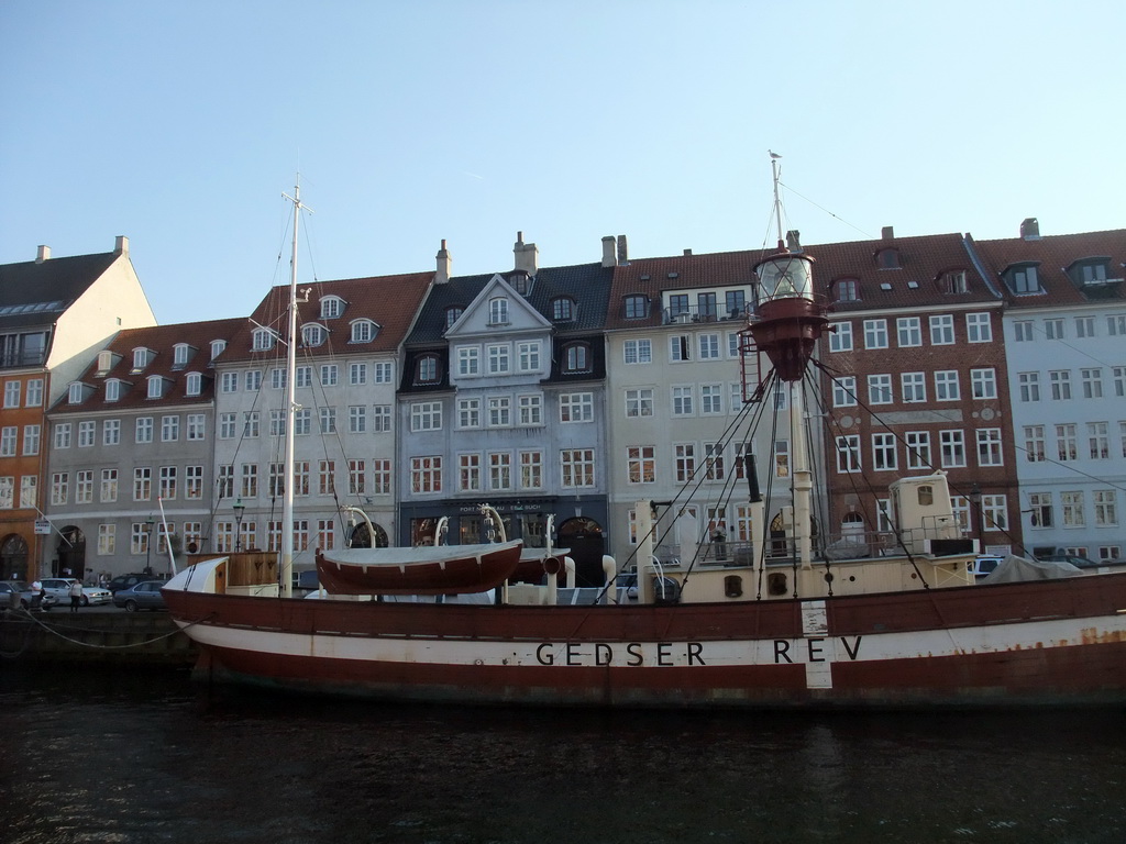 Boat and houses at the south side of the Nyhavn harbour