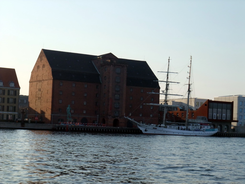 The Royal Cast Collection (Den Kongelige Afstøbningssamling) building and a boat, viewed from the DFDS Canal Tours boat