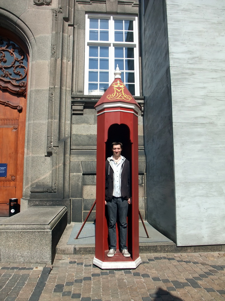 Tim in a guardhouse at the inner square of Christiansborg Palace