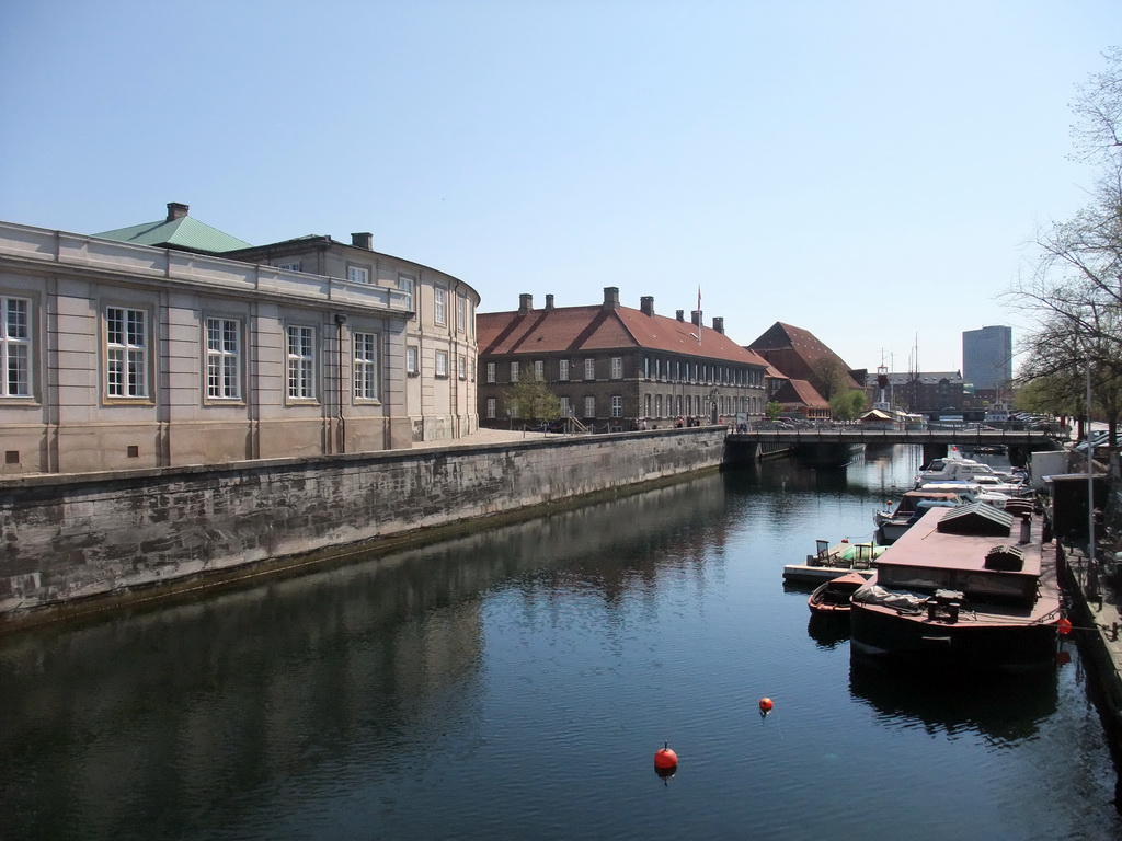 The southeast side of the Frederiksholms Canal, viewed from the Marmorbroen bridge