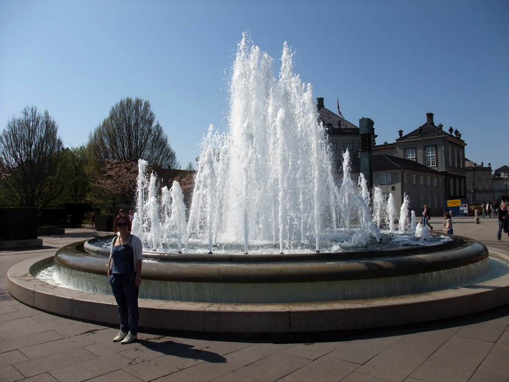 Miaomiao at the fountain at the Amaliehaven garden of the Amalienborg Palace