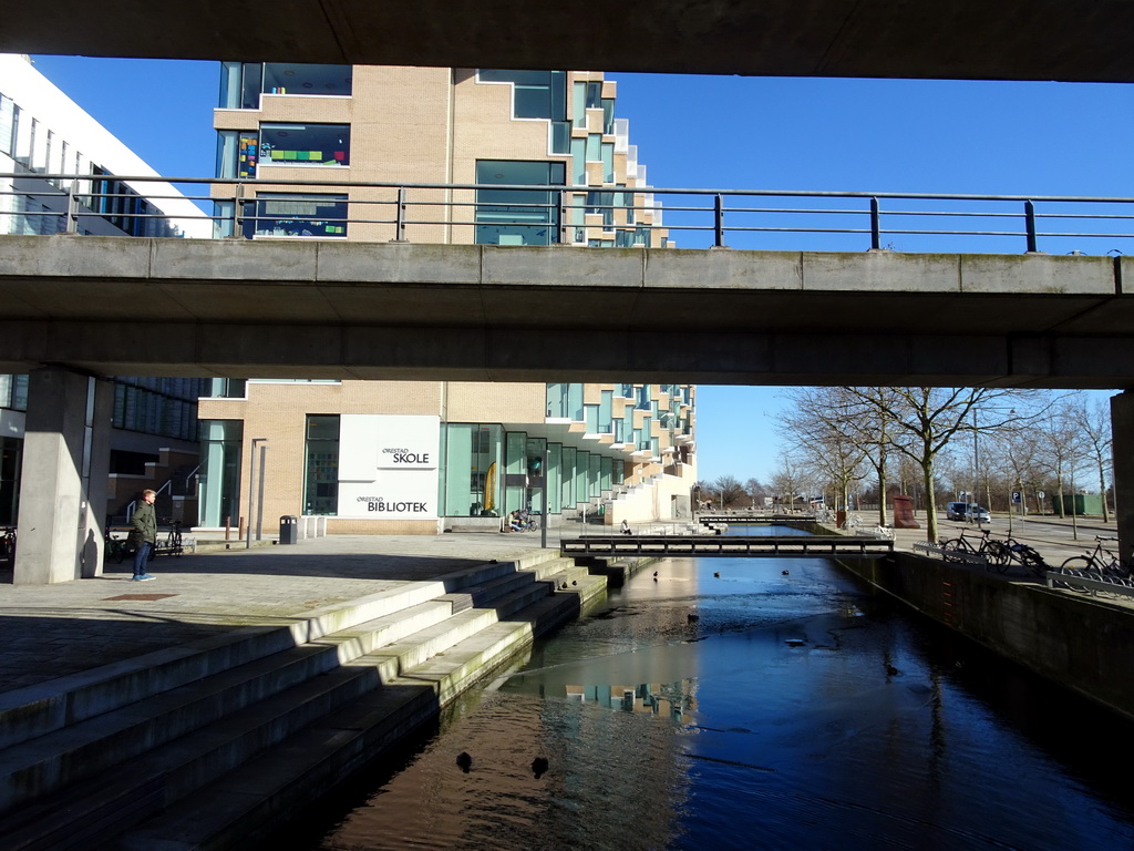 Canal and the front of the Ørestad school and Ørestad library at the Ørestads Boulevard