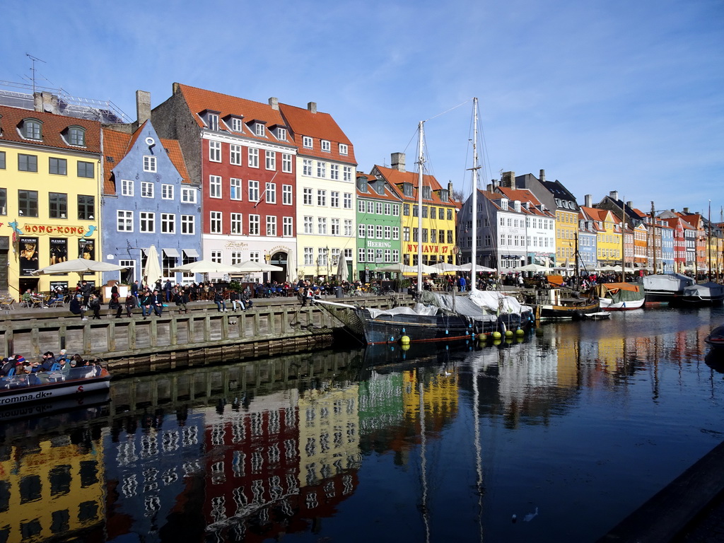 Boats, houses and restaurants at the northwest side of the Nyhavn harbour