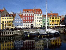 Boat, houses and restaurants at the northwest side of the Nyhavn harbour