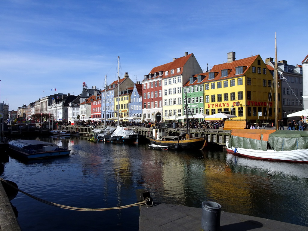 Boats, houses and restaurants at the northwest side of the Nyhavn harbour