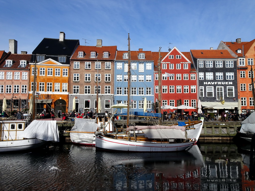 Boats, houses and restaurants at the north side of the Nyhavn harbour