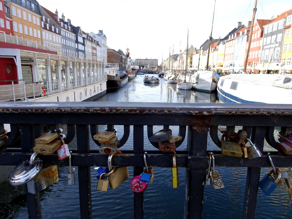 Locks hanging on the Nyhavnsbroen bridge, with a view on the Nyhavn harbour