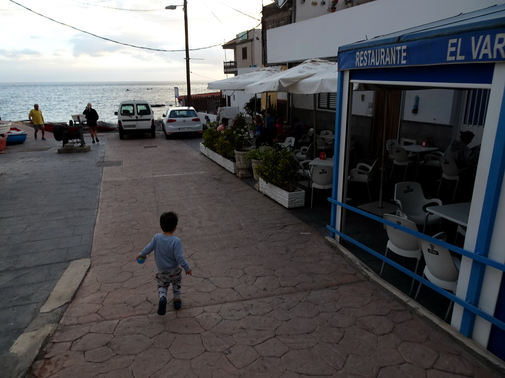 Max walking on the Calle El Muelle street to the Playa El Varadero beach