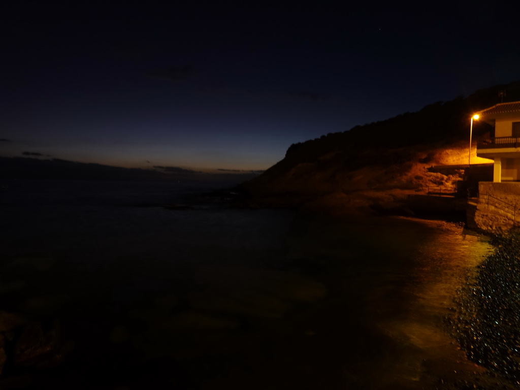 The La Cueva hill, viewed from the Playa El Varadero beach, by night