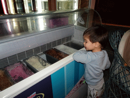Max picking an ice cream at the Restaurante La Caleta