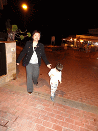 Miaomiao and Max at the Calle El Muelle street, by night