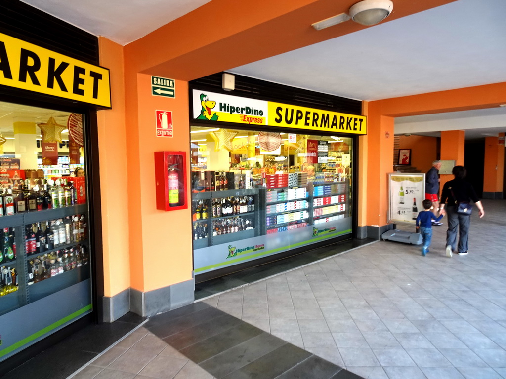 Miaomiao and Max in front of the HiperDino Express supermarket at the Calle de Emramada street