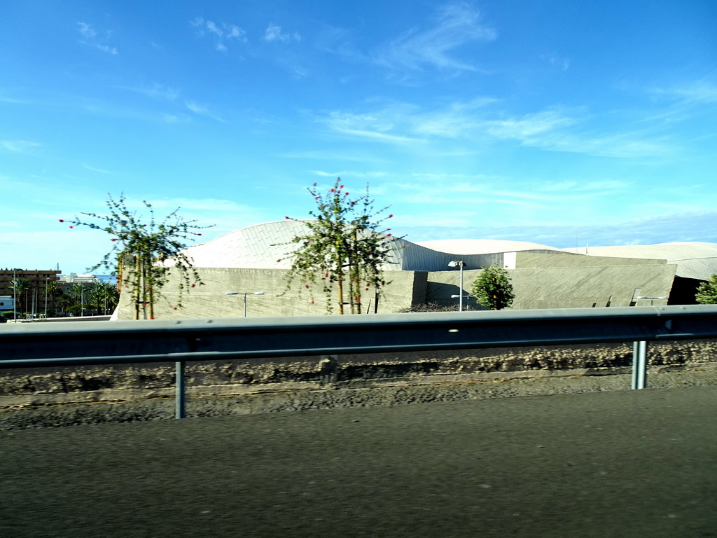 Northeast side of the Magma Art & Congress center, viewed from the rental car on the Autopista del Sur road