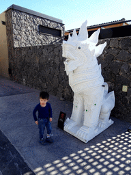 Max with a dragon statue at the entrance at the upper floor of the Siam Mall