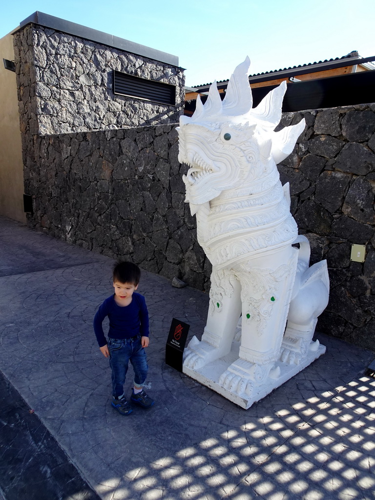 Max with a dragon statue at the entrance at the upper floor of the Siam Mall