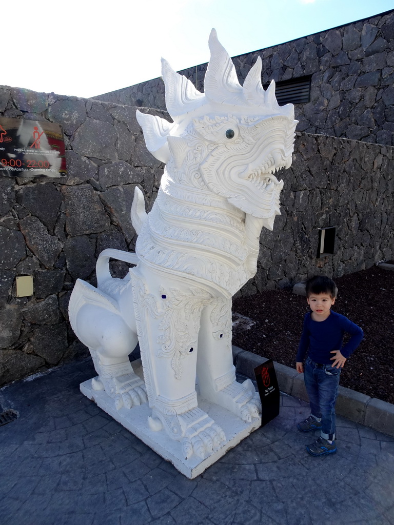 Max with a dragon statue at the entrance at the upper floor of the Siam Mall