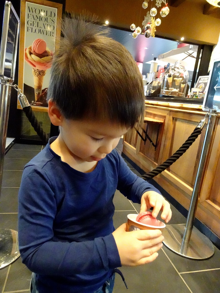 Max with a Macaron at the Amorino shop at the ground floor of the Siam Mall