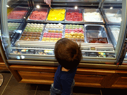 Max in front of the Amorino shop at the ground floor of the Siam Mall