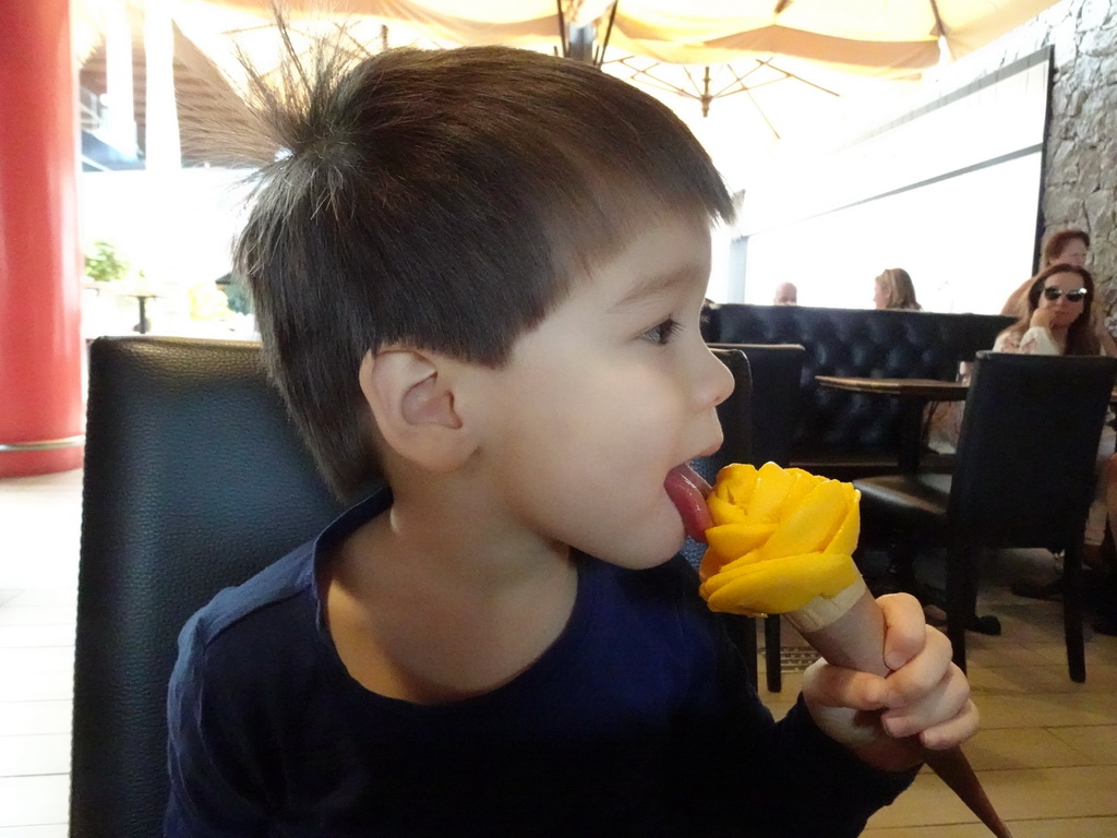 Max with a Gelato Tower ice cream at the Amorino shop at the ground floor of the Siam Mall