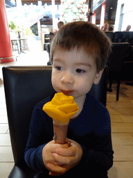 Max with a Gelato Tower ice cream at the Amorino shop at the ground floor of the Siam Mall